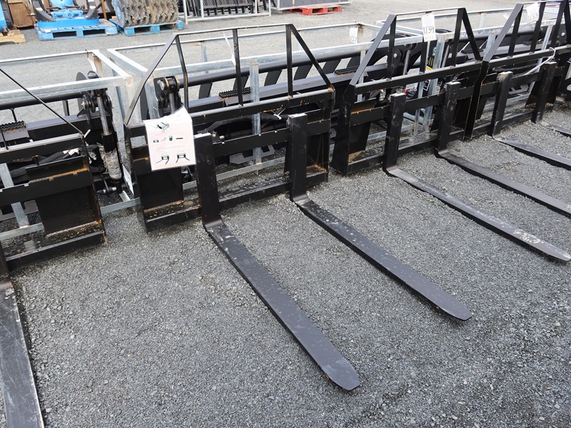 SKID STEER FORKLIFT MAST W/48" FORKS (UNUSED) MARYSVILLE TOOLS